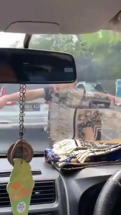 Modus baru, pura pura kena tabrak, biar disuruh ganti rugi. pasang dashcam biar ga gampang kena fitnah, jangan berkendara sendiri.