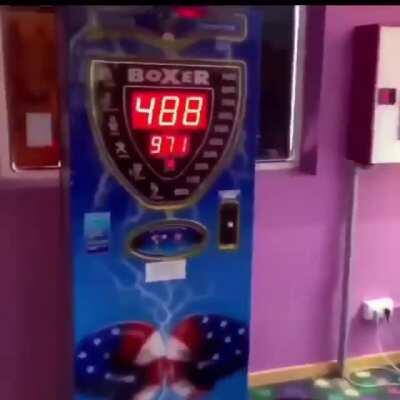 Красиво бьёт, сразу видно профи..