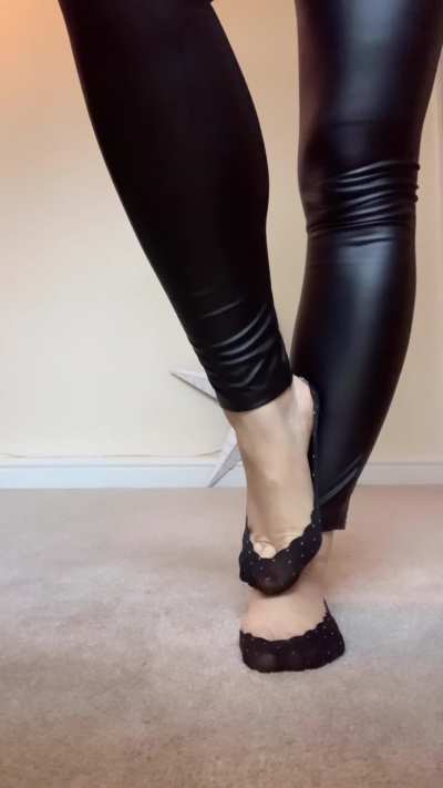 Mama can play footsies with your mouth 🔥🍒💋💦