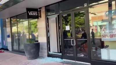 [USA] Looting at Vans in Atlantic City