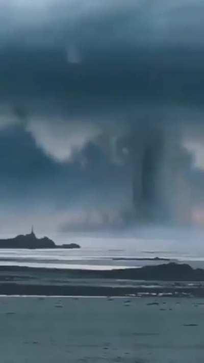 Downburst é um vento de grande intensidade e junto ao solo que, a partir de determinado ponto, sopra de forma radial; isto é, em linha reta em todas as direções a partir do ponto de contacto com o terreno.