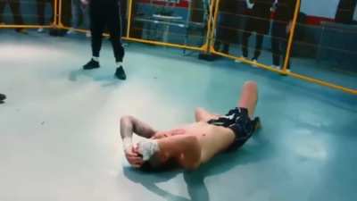 Slick german amateur boxer uses his head to k.o unbeaten Muay-Thai Pro in an illegal Kumite.