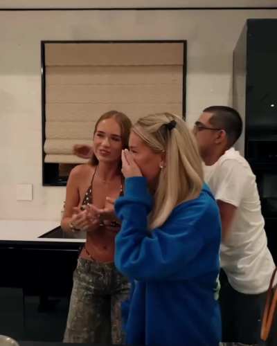 How would U guys react, if she did this to U?? - Definitely not this way, I hope!!