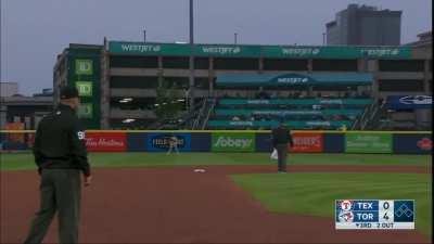 [Highlight] [Highlight] Teoscar crushes a two-run missile to put the Blue Jays up 4-0. All three Blue Jays All-Star starters have hit home runs and it's the third inning.