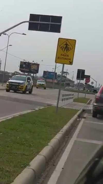 Que coisa bonita, ver o bom uso do dinheiro público <3