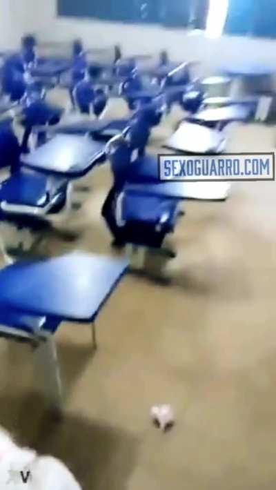 colegiala mamando...el vídeo completo está en el link azul que aparece en el vídeo