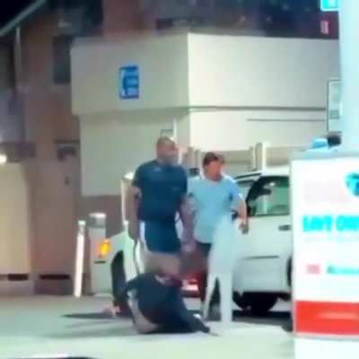 Bystander Protects Asian Man from carjacking.