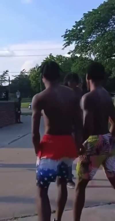 Man successfully defends himself from being jumped.