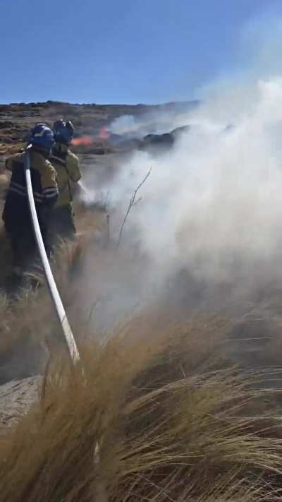 El trabajo de bomberos voluntarios para sofocar los incendios en Parque Nacional Quebrada del Condorito en el quinto día de actividad