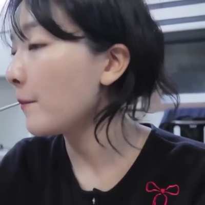 Seulgi eating