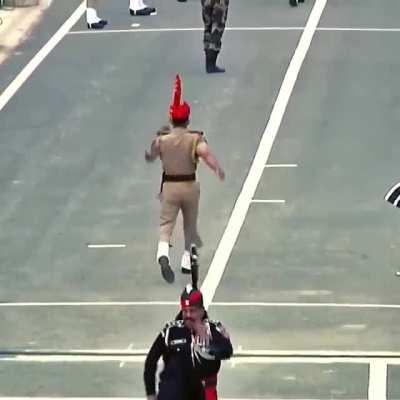 Церемония закрытия границы между Пакистаном и Индией.