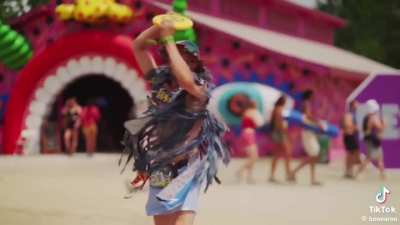 I made it in the Bonnaroo  video!