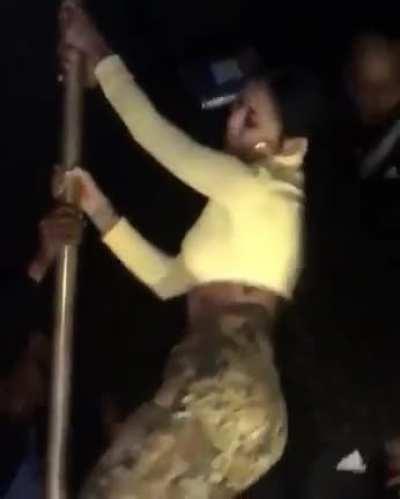 Jhene bringing out the hoe in her on the pole 😍😇🤤