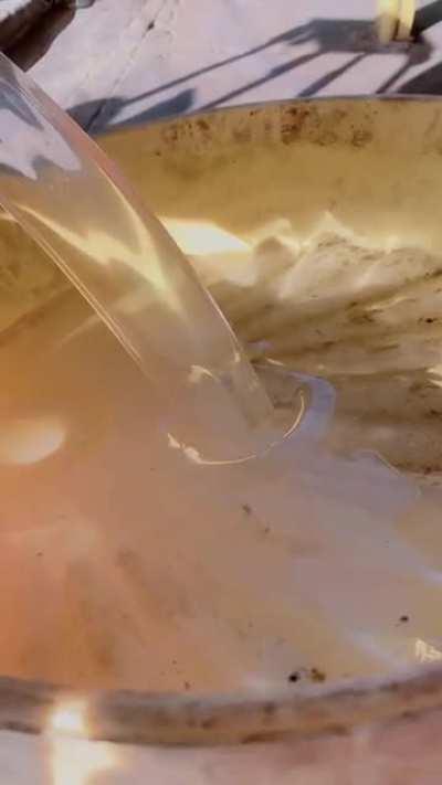 How it looks like the water is not moving (laminar flow)