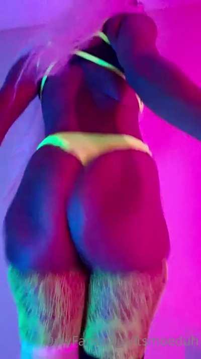 MoeRayna Neon Twerk