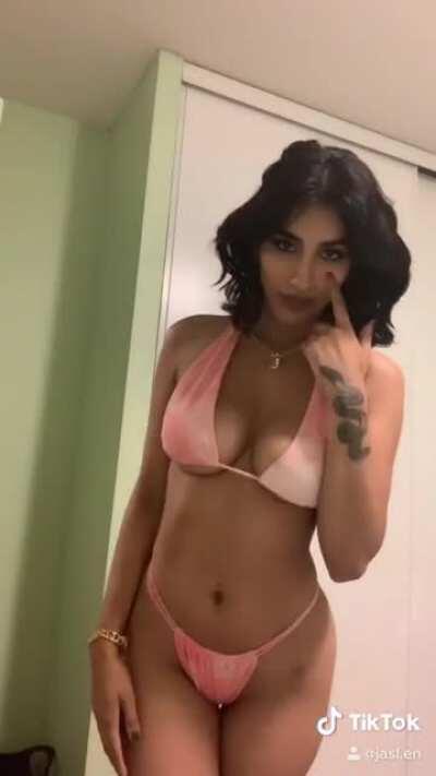 This is my first post on this sub and I want to introduce you guys to this beautiful work of art 😍 tell me what you would do to her. Enjoy 💦