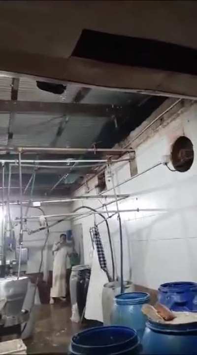 Trabajadores de un frigorífico santafesino realizaban sus labores y la tormenta les voló el techo