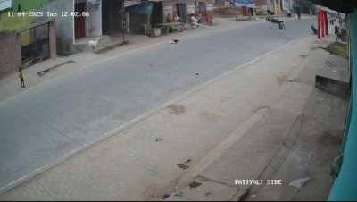 Kasganj, Uttar Pradesh | Little girl loses her life after being hit by a speeding Bullet on Patiyali Road !