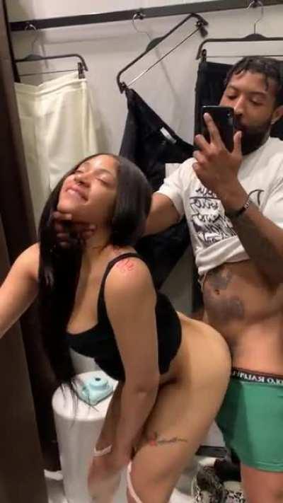 Fucking In public places make me squirt! Come watch now ! PLEASEEE ONLY FANS: PapisBarbie Twitter: PapisBarbie IG: Corpapi / 888barb