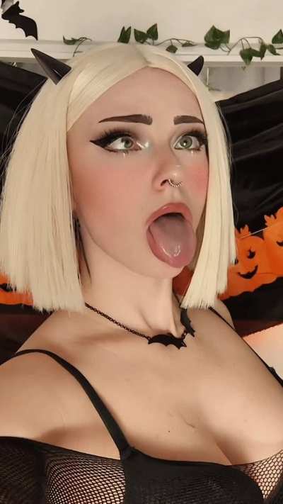 Come and fill me up with your candy like it’s trick or treat, you’re in? 💦