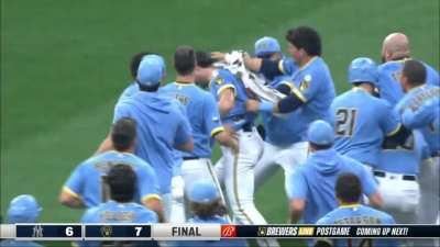 [Highlight] [Highlight] Garrett Mitchell, with his .156 batting average, clutches up and smashes a base hit up the middle to walk off Clay Holmes and the New York Yankees