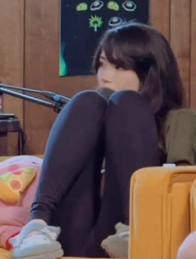 i wanna spread her legs so bad