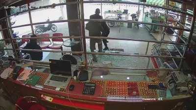 Gold Shop Robbery Gone Wrong in Thailand, the owner is a sport shooter champion. ( 1 dead, 1 injured, 2 escaped.)