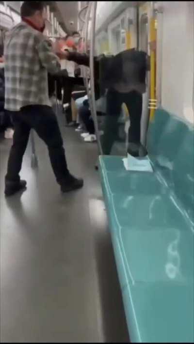 洼地北京地铁四号线，义和团小粉红挨揍