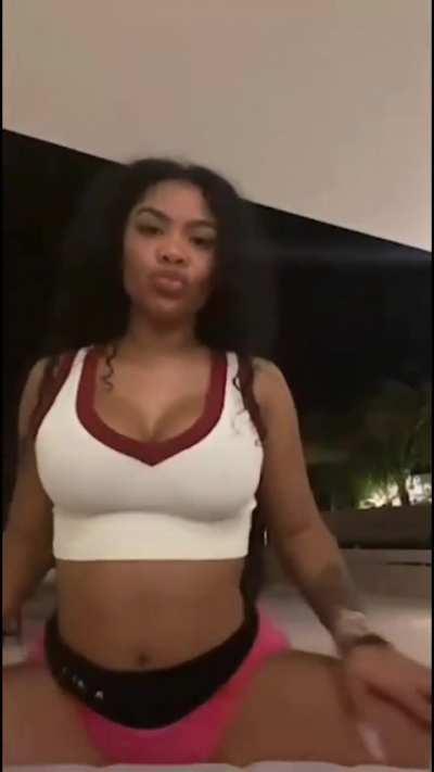 Kitty Twerking with friends by pool [Preview]