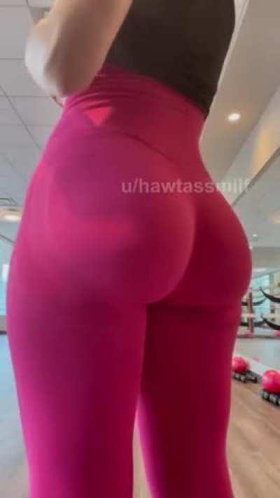 love seeing guys at the gym trying not to stare at my ass