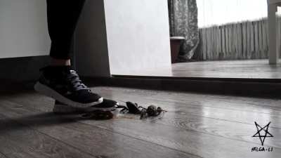 Helga Li in running Shoes vs. Crawdads