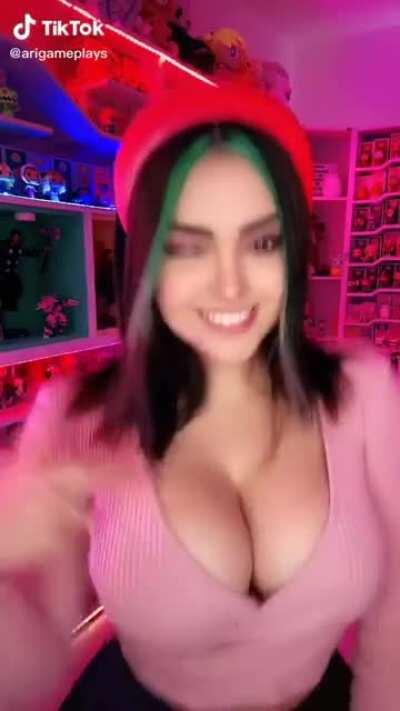 Twitch girl Arigameplays