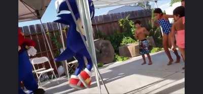 Sonic & Mario putting it down on the dance floor!