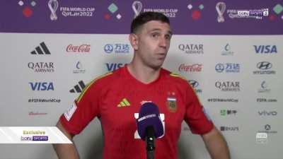 En dibu hablando de Louis van Gaal despues del partido (en ingles)