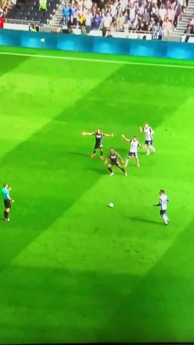 Pedro Porro (Spurs) and Rodrigo Bentancur (Spurs) delay the restart vs Arsenal. No yellow given 15'