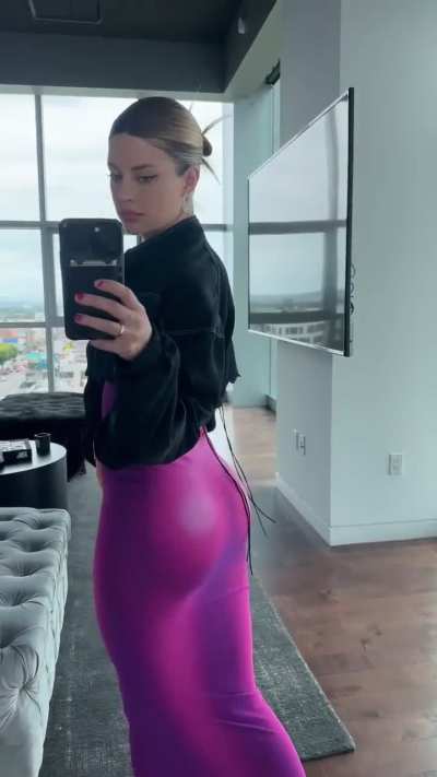 Tight dress hottie | IG February 2025