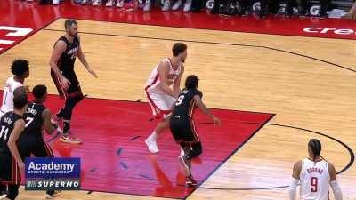 [Highlight] Alperen Sengun grabs the offensive rebound and follows it up with a no-look assist to Amen Thompson