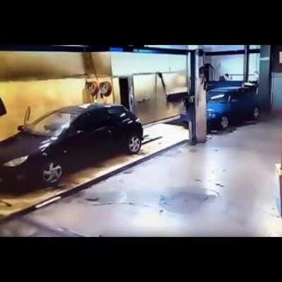 Thief tries to rob car wash but he is waiting for this moment his whole life