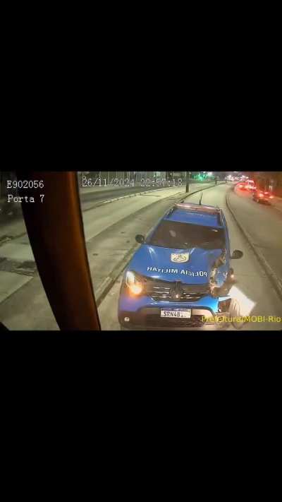 PM-RJ chega no exato momento do acidente do BRT com um carro