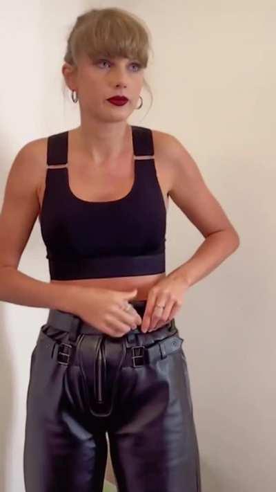 Taylor Swift buckling her belt