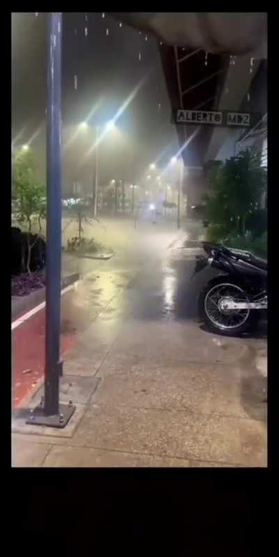 &ldquo;Fue a buscar el paraguas&hellip; y se llev&oacute; el show completo 🎬💋&rdquo;