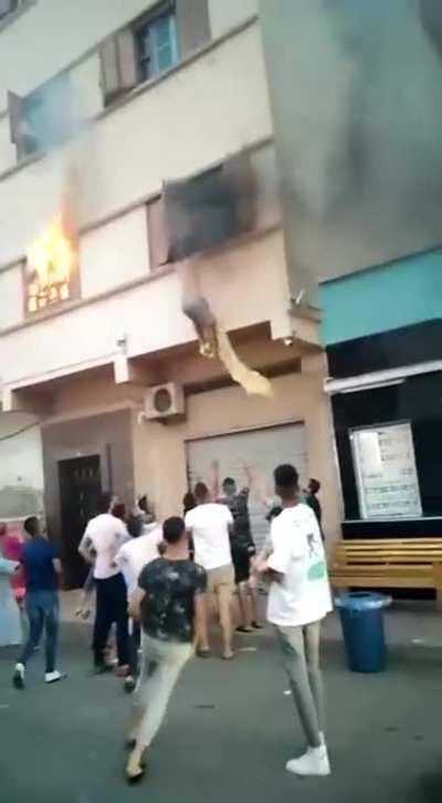 People save a family from the Apartment fire