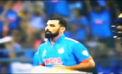Virat Kohli mimicking Shami's run