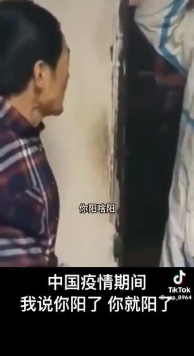 经典回顾之疫情期间，一名白卫兵怒斥居民：“我说你阳了，你就阳了”。