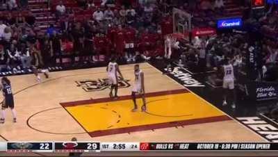 [Highlight] Trey Murphy III hits his 4th three in the first quarter. He finishes the first 4/5 from three with 13 points.