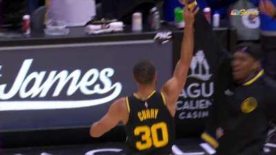 [Highlight] Steph drops his 3rd straight 3 over 3 Clippers them mocks the refs by making a technical foul celebration