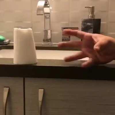 É assim que homens com menos de 1.70cm vivem kkkkkk