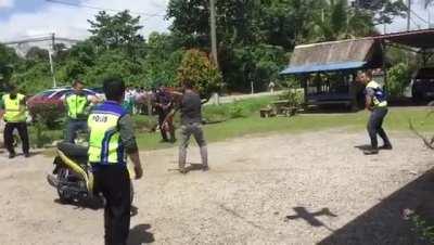 Insiden orang mengamuk. Tak sangka ending dia begini.