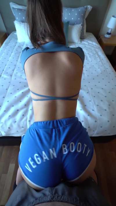 Juicy vegan booty giving the best twerk lapdances