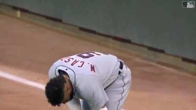 [Highlight] The Twins turn an acrobatic double play to get out of a bases-loaded jam